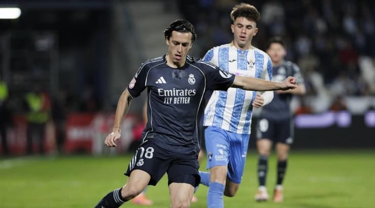 אלברו קאררס שומר על הכדור (IMAGO) אלברו קאררס שומר על הכדור