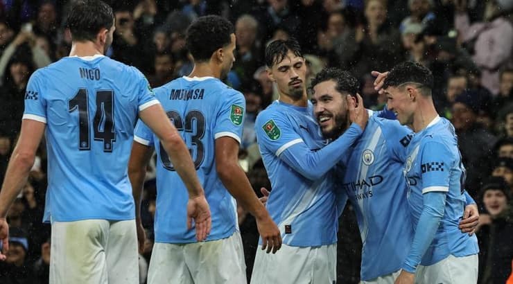 שחקני מנצ'סטר סיטי חוגגים עם ריאן שרקי (IMAGO) שחקני מנצ'סטר סיטי חוגגים עם ריאן שרקי