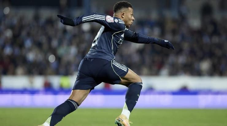 קיליאן אמבפה דוהר (IMAGO) קיליאן אמבפה דוהר