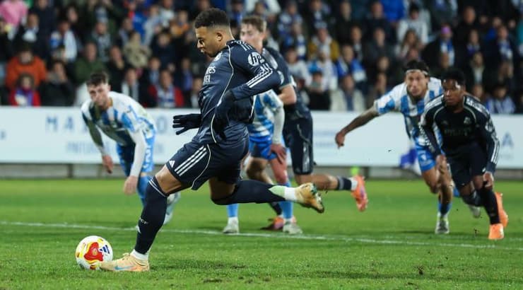 קיליאן אמבפה כובש בפנדל (IMAGO) קיליאן אמבפה כובש בפנדל