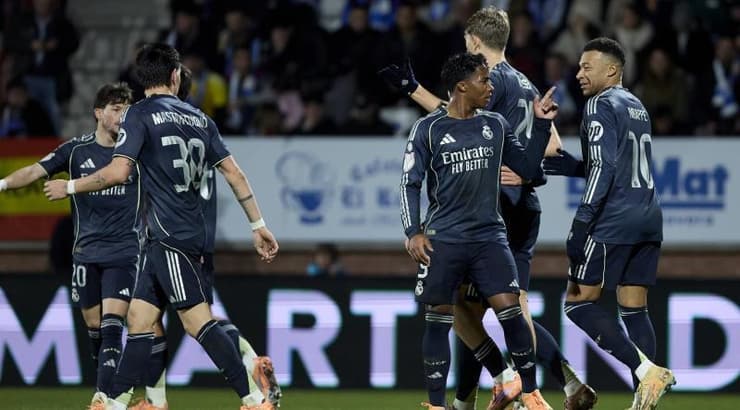 שחקני ריאל מדריד מאושרים (IMAGO) שחקני ריאל מדריד מאושרים