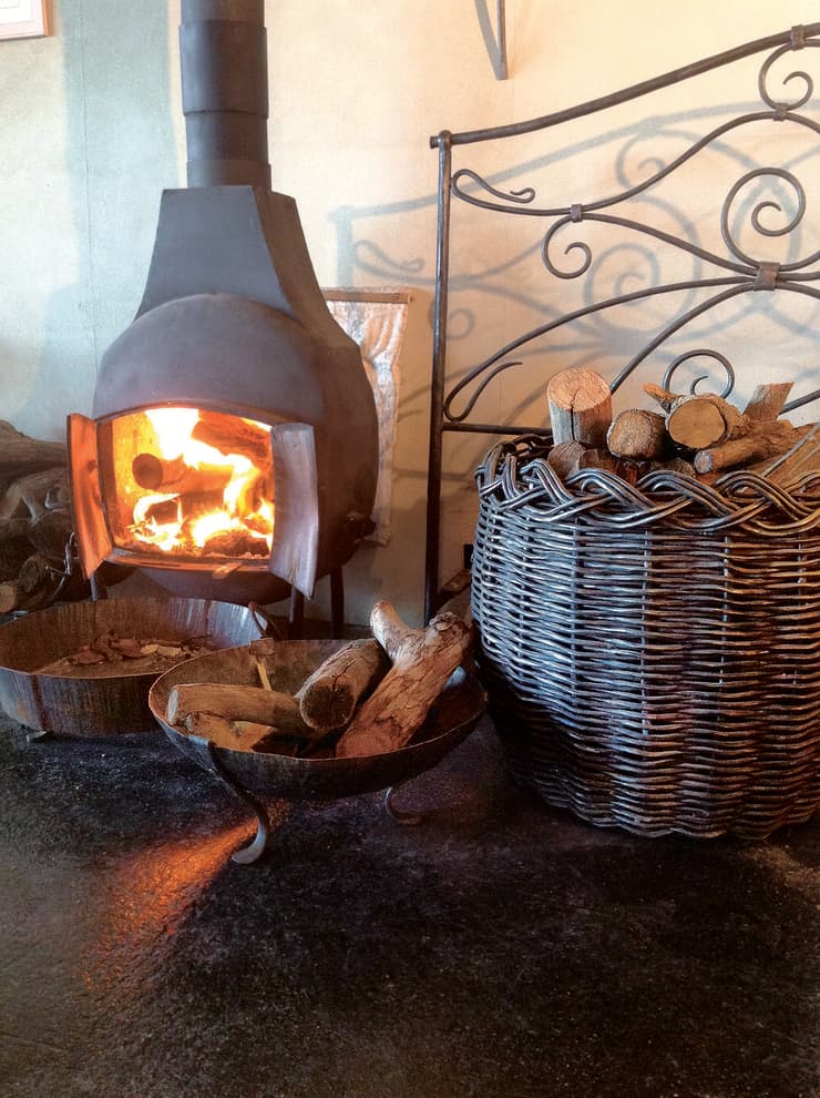 קמין עץ בוער ביישוב מתת שבגליל העליון