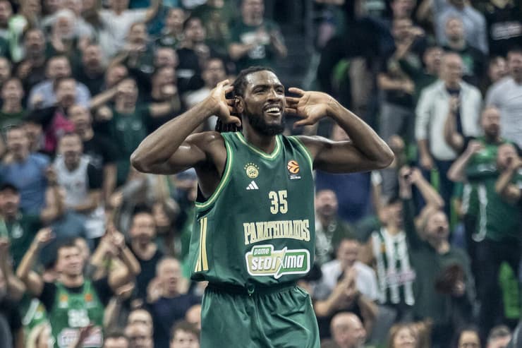 שינה לפנאתינייקוס את העונה (צילום: Panagiotis Moschandreou/Getty Images) שחקן פנאתינייקוס קנת' פאריד