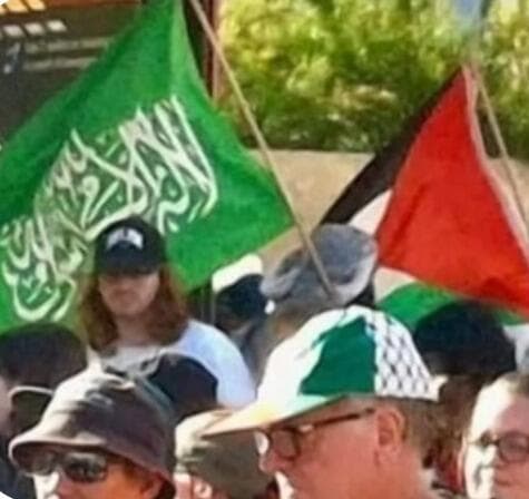 דגל חמאס בהפגנה פרו-פלסטינית בבריסביין לפני חודשיים (צילום: מתוך הדוח של משרד התפוצות) דגל חמאס בהפגנה פרו-פלסטינית בבריסביין לפני חודשיים