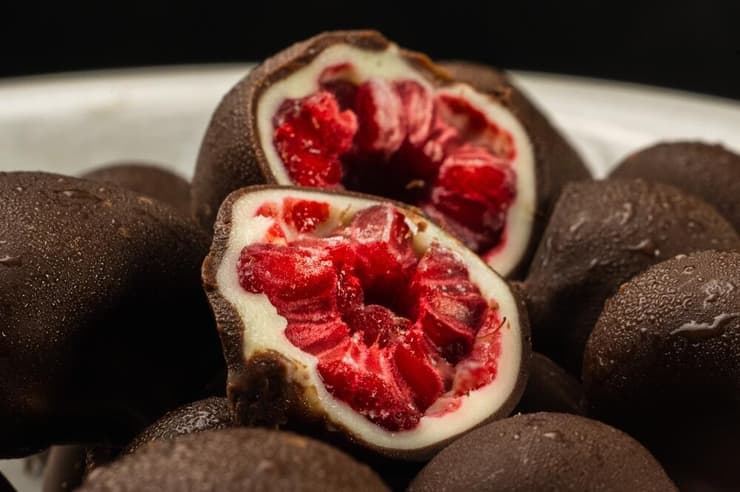 קסטרו שלחה לנערות ממתקי פטל מצופים בשוקולד (צילום: shutterstock) אילוס אילוסטרציה פטל מצופה בשוקולד