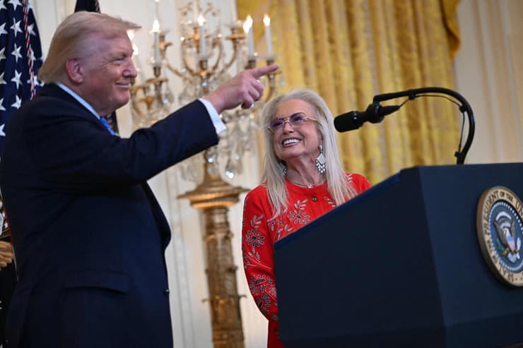 טראמפ לצד מרים אדלסון, בחגיגות חג החנוכה השבוע בבית הלבן (צילום: ANDREW CABALLERO-REYNOLDS / AFP) טראמפ ואדלסון בחגיגות חג החנוכה בבית הלבן