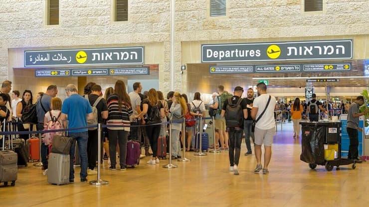 האם הישראלים יצליחו לצאת בשלום לחופשות הקיץ שלהם? (צילום: Teo K / shutterstock) השינויים בדרך למטוס