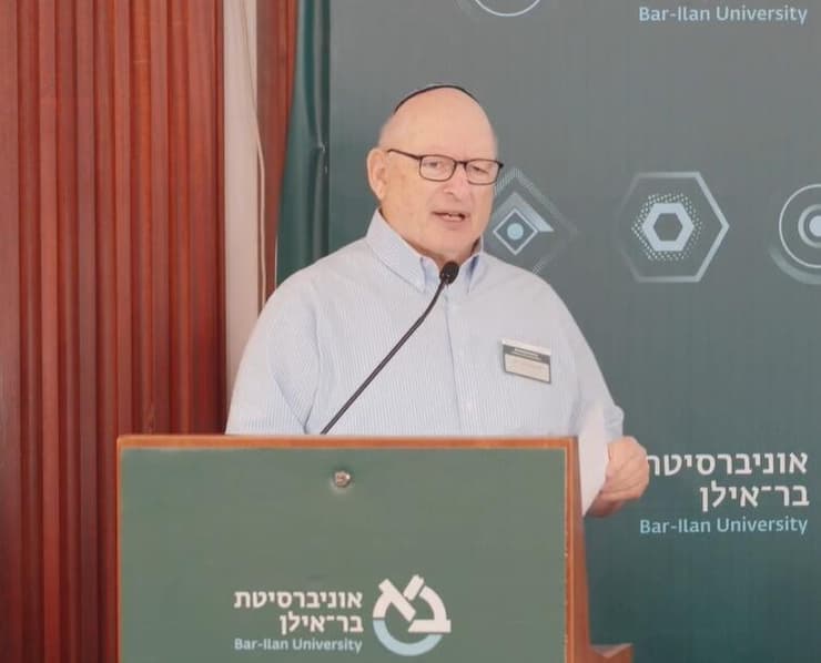 ד"ר יואל רפל חושף את סיפור "מסע החנוכיות" (צילום: מרכז דהאן, אוניברסיטת בר-אילן) ד"ר יואל רפל חושף את סיפור "מסע החנוכיות"