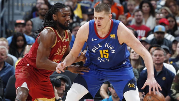 כמות הדקות שלו ירדה ובסוף הוא נפלט מהליגה. קנת' פאריד במדי יוסטון מול ניקולה יוקיץ' (צילום: AP Photo/David Zalubowski) קנת' פאריד במדי יוסטון רוקטס מול ניקולה יוקיץ' במדי דנבר נאגטס