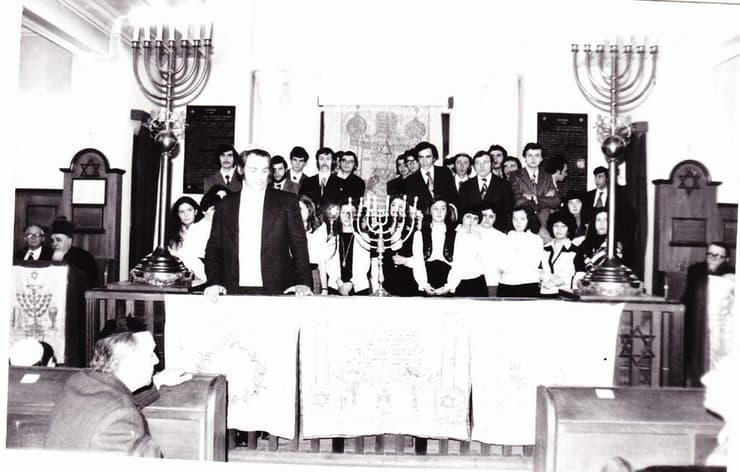 הדלקת חנוכייה ברומניה הקומוניסטית (צילום: אדוארד סרוטה - המחלקה לתרבות, אומנות ומדיה בפדרציה של הקהילות היהודיות ברומניה) הדלקת חנוכייה ברומניה הקומוניסטית