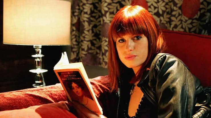 ברגע שהיא מתערבת בעלילה - הכול מתחיל להתפרק. מתוך "אבודה בעולמה של ג'יין אוסטן" (באדיבות ITV) מתוך "אבודה בעולמה של ג'יין אוסטן"