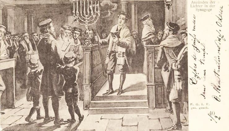 הדלקת נרות חנוכה בבית כנסת, גלויה מאמצע המאה ה–19, (איור: מתוך אוסף גלויות היודאיקה ע"ש יוסף ומרגיט הופמן, המרכז לחקר הפולקלור, המכון למדעי היהדות ע"ש מנדל, האוניברסיטה העברית) הדלקת נרות חנוכה בבית כנסת, גלויה מאמצע המאה ה–19,