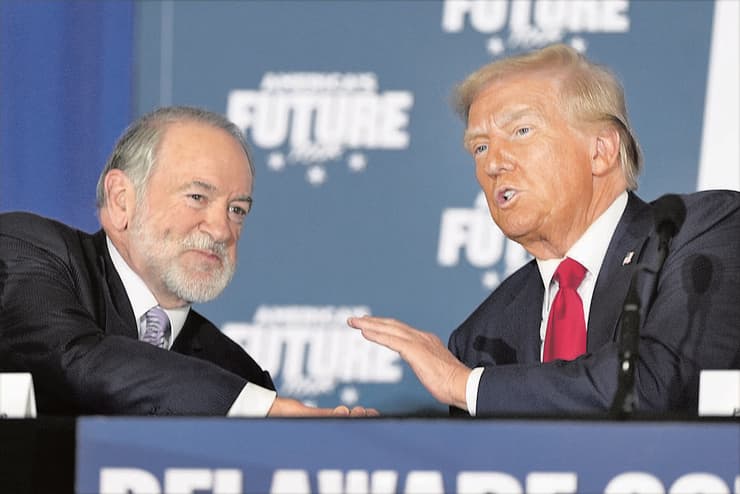 מייק האקבי, שגריר ארה"ב בישראל, עם דונלד טראמפ (צילום: Julia Demaree Nikhinson/AP) מייק האקבי, שגריר ארה"ב בישראל, עם דונלד טראמפ