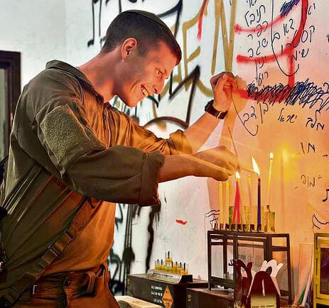 נתן רוזנפלד ז"ל מדליק נר של חנוכה בג'באליה, ב־ 31.12.24 נתן מדליק נר של חנוכה בג'באליה, ב־ 31.12.24