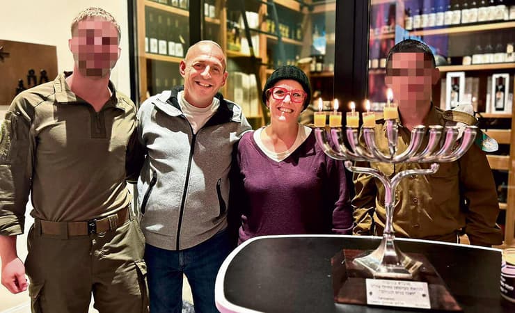 הוריו של נתן מדליקים נרות עם חבריו מגדוד 601 של ההנדסה, אתמול (דובר צהל) הוריו של נתן מדליקים נרות עם חבריו מגדוד 601 של ההנדסה, אתמול