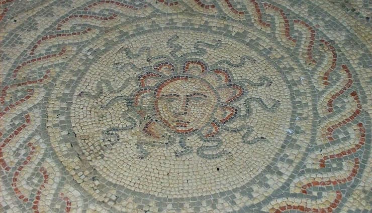 פסיפס שהתגלה באחד מהאתרים הרומיים מפור על חופה הדרומי של אנגליה