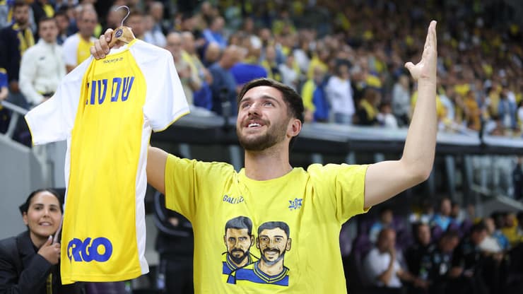 עומר שם טוב, שחזר משבי חמאס, במשחק של מכבי תל אביב