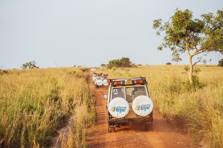 טיול ג'יפים במרחבי אוגנדה, חלק בלתי נפרד מהמסע (צילום: חנה טייב) מסע החוסן של האמהות השכולות באוגנדה