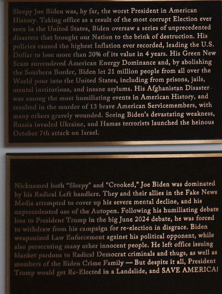 הלוחיות שנתלו מתחת לדיוקן העט האוטומטי של ביידן, הנשיא היחיד שלא קיבל דיוקן עם פניו (צילום: AP Photo/Mark Schiefelbein) לוחיות מתחת לתערוכת נשיאי ארה"ב מצעד התהילה הנשיאותי שהתקין טראמפ ב הבית הלבן