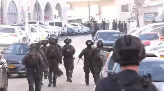 צילום: גיל יוחנן רימוני הלם בשכונה החרדית, 10 שוטרים נפצעו