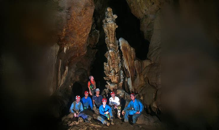 החוקרים בחנו את המבנה הכימי של זקיף שנמצא במערה השכנה לליאנג בואה, שבה נמצאו המאובנים של ההוביטים. צוות החוקרים במערה (צילום: Garry K Smith, מתוך המחקר) החוקרים בחנו את המבנה הכימי של זקיף שנמצא במערה השכנה לליאנג בואה, שבה נמצאו המאובנים של ההוביטים. צוות החוקרים במערה