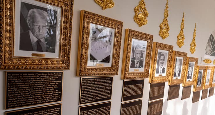 מיצג נשיאי ארה"ב שטראמפ הציב בבית הלבן, כשאת תמונת ביידן הוא החליף בדיוקן של "עט אוטומטי", 18 בדצמבר