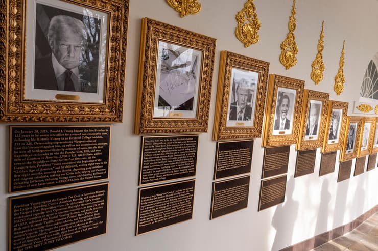 הלוחיות החדשות שהותקנו ב"מצעד התהילה הנשיאותי" בבית הלבן. כמו ציוצים נקמניים (צילום: AP Photo/Alex Brandon) לוחיות מתחת לתערוכת נשיאי ארה"ב מצעד התהילה הנשיאותי שהתקין טראמפ ב הבית הלבן