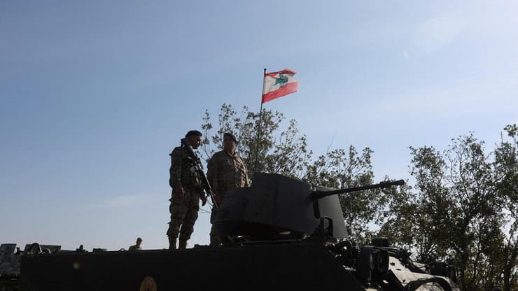 ארכיון 28.11 חיילים צבא דרום לבנון ליד דגל לבנון ב עלמא א-שעב