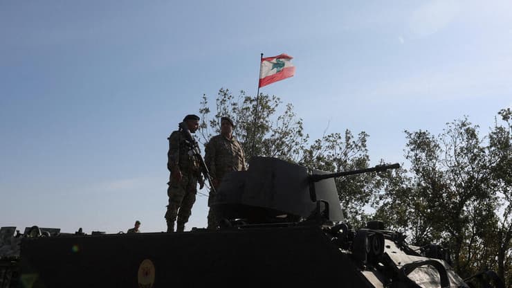 ארכיון 28.11 חיילים צבא דרום לבנון ליד דגל לבנון ב עלמא א-שעב