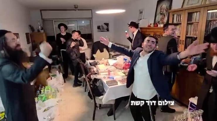 חוגגים את מניעת ניסיון המעצר (צילום: דוד קשת) חרדים חוגגים לאחר שמנעו ניסיון מעצר של עריק