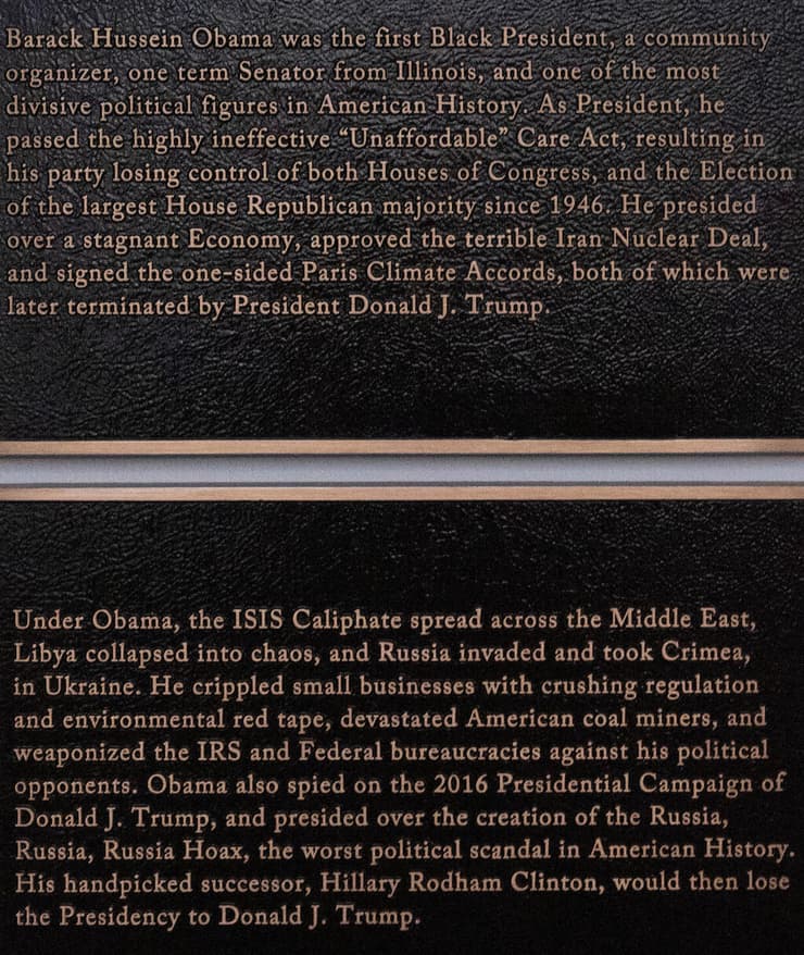 הלוחיות שנתלו מתחת לדיוקן של אובמה (צילום: AP Photo/Mark Schiefelbein) לוחיות מתחת לתערוכת נשיאי ארה"ב מצעד התהילה הנשיאותי שהתקין טראמפ ב הבית הלבן