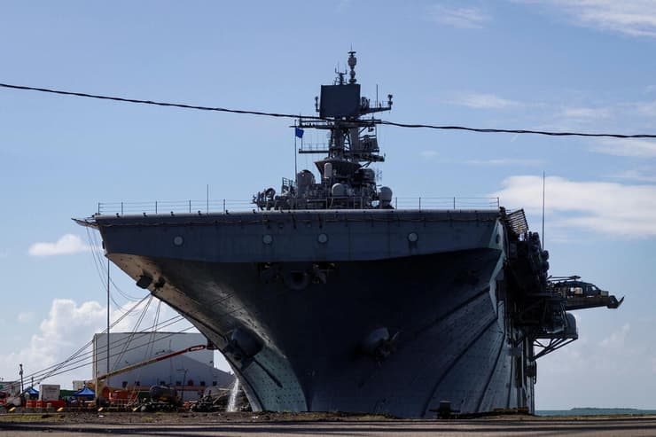 ספינת המלחמה האמפיבית USS Iwo Jima הצי האמריקני ארה"ב עוגנת ב פוארטו ריקו בצל מתיחות מול ונצואלה