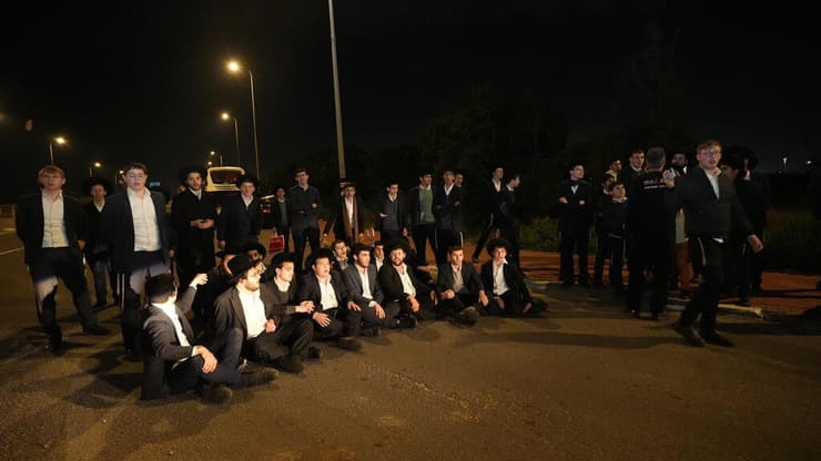 הפגנת חרדים בצומת אשקלון (צילום: תומר שונם הלוי) הפגנת חרדים בצומת אשקלון