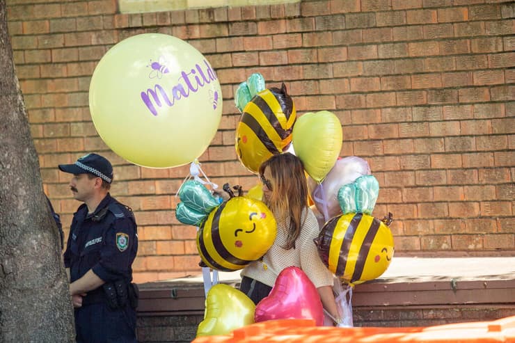 בלונים בדמות דבורים, כמחווה למתילדה שכינוי החיבה שלה היה "בי" (צילום: REUTERS/Jeremy Piper) הלוויה של הילדה מתילדה ב סידני אוסטרליה שנרצחה טבח פיגוע