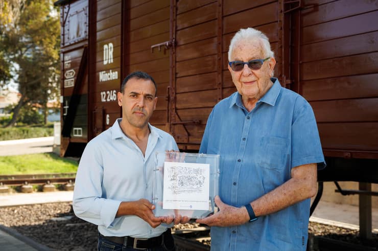 אלי שרעבי ונפתלי פירסט באנדרטת הקרון בנתניה