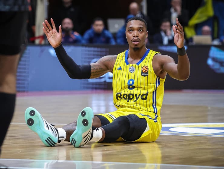 לא יציב. ווקר (צילום: עוז מועלם) מכבי ת"א לוני ווקר ולנסיה בארנה בירושלים