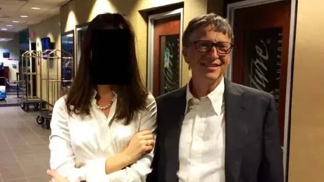 ביל גייטס עם אישה שפניה הושחרו בתמונה שנחשפה ממסמכי אפשטיין (צילום: House Oversight Democrats) ביל גייטס עם אישה שפניה הושחרו בתמונה שנחשפה ממסמכי אפשטיין