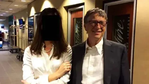 ביל גייטס לצד אישה שפניה הושחרו (צילום: House Oversight Democrats) ביל גייטס עם אישה שפניה הושחרו בתמונה שנחשפה ממסמכי אפשטיין