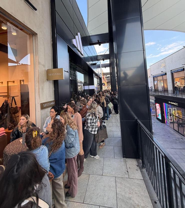 התור מול חנות סיסטארז