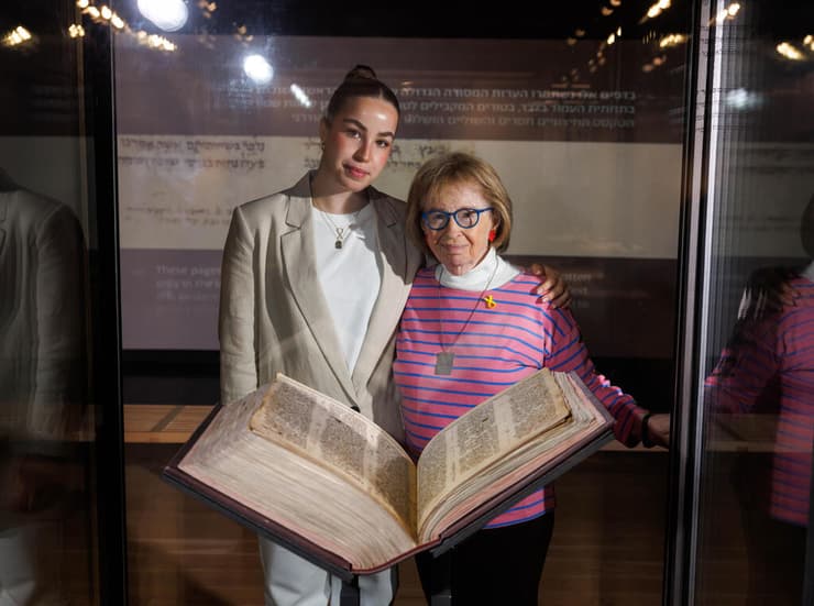 אגם ברגר ואיירין ששר ב"אנו – מוזיאון העם היהודי", ליד קודקס ששון