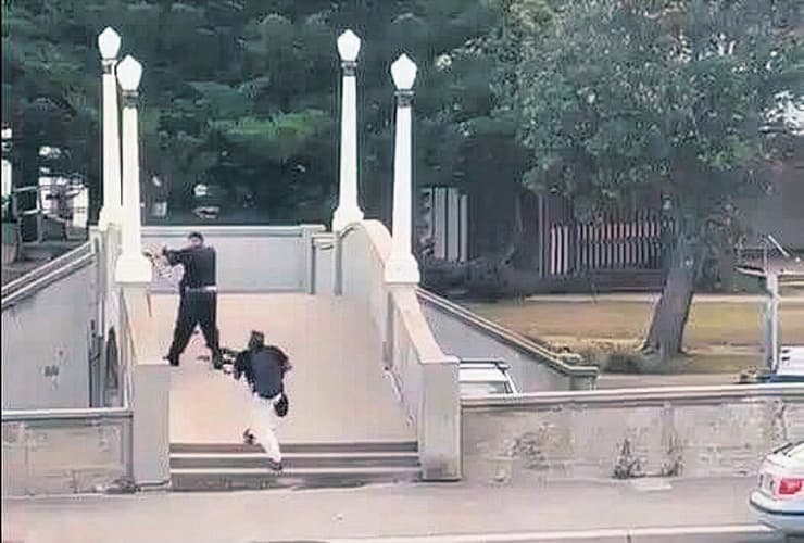 הרוצחים סג'יד ונאביד אכרים יורים בחוגגים בסידני בתחילת השבוע (צילום: רשתות חברתיות) מבצעי הפיגוע בסידני