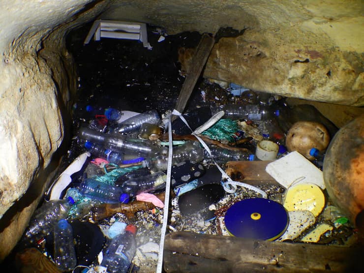 ערימות של פלסטיק וכתמי זפת שאותרו במערות הים בקפריסין (צילום: Ioannis Savva) ערימות של פלסטיק וכתמי זפת שאותרו במערות הים בקפריסין