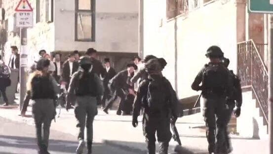 הכוחות בזירה (צילום: גיל יוחנן) רימוני הלם בשכונה החרדית, 10 שוטרים נפצעו