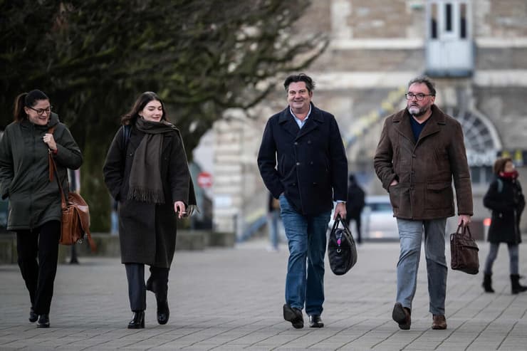 "רצה להרוות את צמאונו לכוח". ד"ר פשיה מגיע לבית המשפט עם עורכי דינו ואחותו, השבוע (צילום: ARNAUD FINISTRE / AFP) צרפת רופא מרדים פרדריק פשיה הרעיל 30 מטופלים מגיע עם עורכי דינו ואחותו לדיון במשפטו