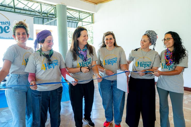 "אני מתנסה פה בהרבה חוויות, באמת מדהימות. אני מחייכת הרבה וגם בוכה", דגנית שיאת (שלישית מימין) וחלק מחברותיה למסע (צילום: חנה טייב) מסע החוסן של האמהות השכולות באוגנדה