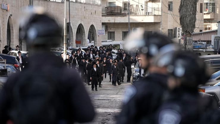צילום: AP Photo/ Mahmoud Illean עימותים בין חרדים לשוטרים בירושלים