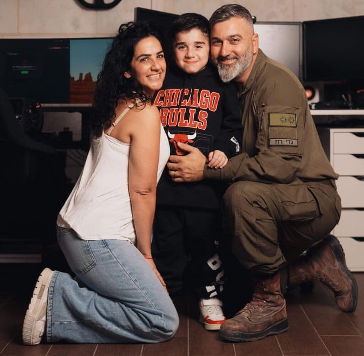 מיתר רוז עם הוריו גדי ואליה (צילום: ניב מאיו) מיתר רוז עם הוריו גדי ואליה