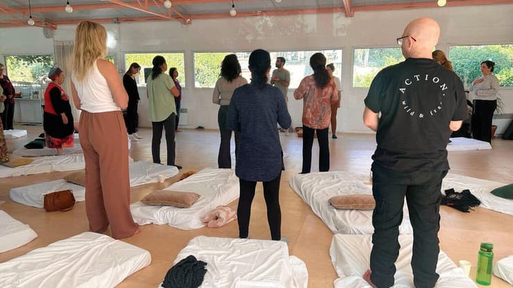 סדנת נשימה קשובה של נט"ל בתמיכת "מטפלים בנפש" (צילום: יח"צ טבע) סדנת נשימה קשובה של נט"ל בתמיכת "מטפלים בנפש"