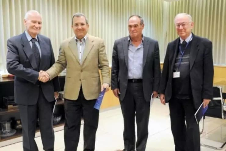 חברי הוועדה פרופ' אסא כשר ועמוס ירון, עם היו"ר הנשיא מאיר שמגר ז"ל, בהגשת הדוח לשר הביטחון אהוד ברק (צילום: אריאל חרמוני, משרד הביטחון) חברי הוועדה פרופ' אסא כשר ועמוס ירון, עם היו"ר הנשיא מאיר שמגר ז"ל, בהגשת הדוח לשר הביטחון אהוד ברק