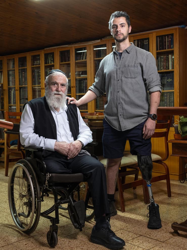 נווט הקרב נח הרץ, שנפל בשבי הסורי במלחמת יום כיפור ואיבד את רגלו, עם יואב צבעוני, שאיבד רגל בחרבות ברזל